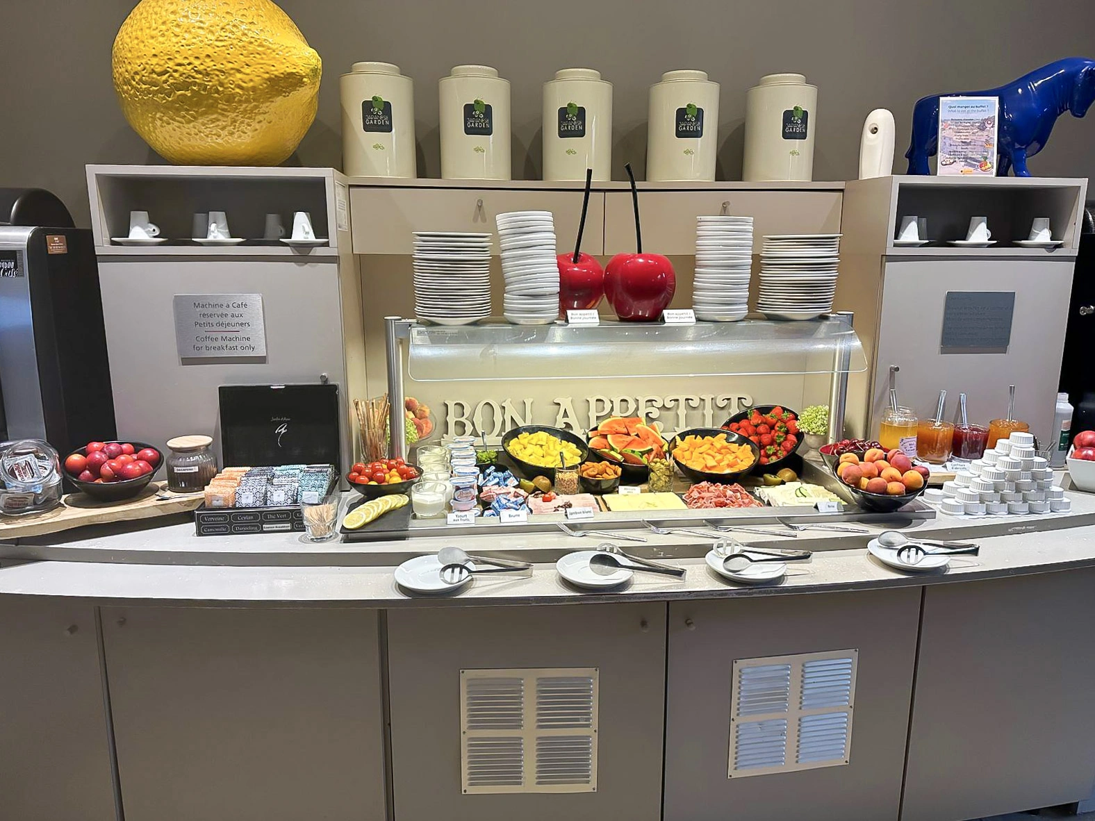 Hotel spa le calendal arles petit dejeuner buffet